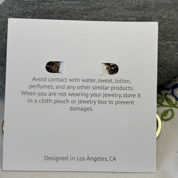 ETK by Ettika Gold Hoop Heart Earrings NWT Minimal MOD Retro Darling Gift - Picture 4 of 5